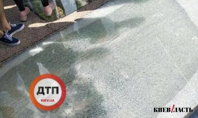 По стеклянному полу открытого вчера столичного пешеходно-велосипедного моста пошли трещины (фото)