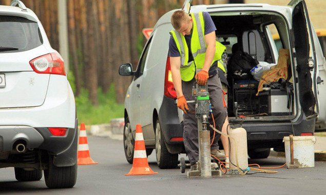В Ирпене продолжают ремонтировать дороги и контролировать качество работ (видео)