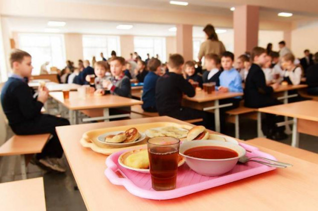 Коммунальную монополию на школьные обеды предложили продлить до конца 2022 года
