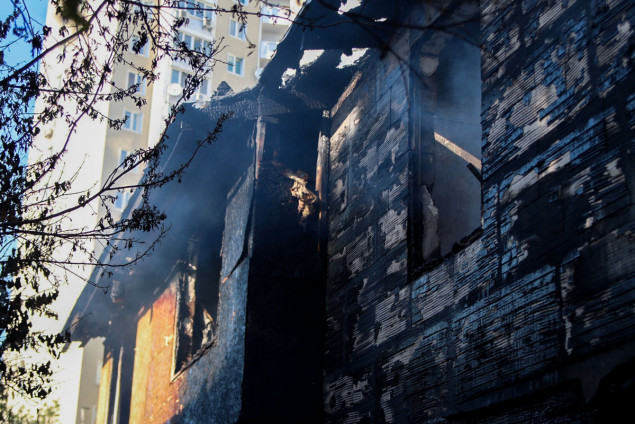 В масштабном пожаре на Караваевых Дачах в Киеве сгорел 2-этажный хостел (фото, видео)