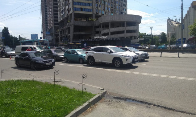 На проспекте Победы в столице столкнулись сразу шесть автомобилей (видео)
