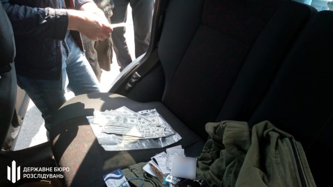 Сотрудника “Киевтрансгаза” задержали на взятке в 12 тысяч долларов в Киевской области