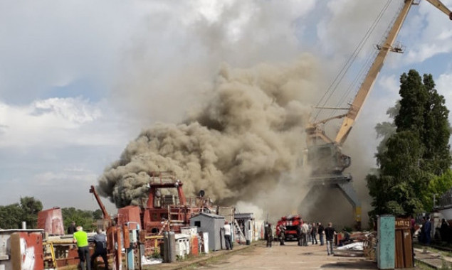 На судостроительном заводе “Кузня на Рыбальском” вспыхнул пожар (фото, видео)