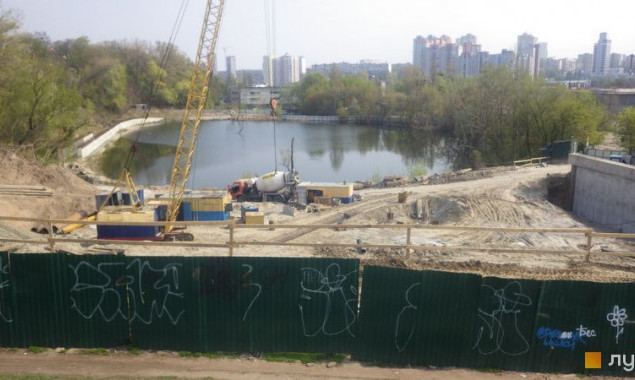 Киевляне возмущены строительством ЖК на оползнеопасном участке по бульвару Дружбы народов