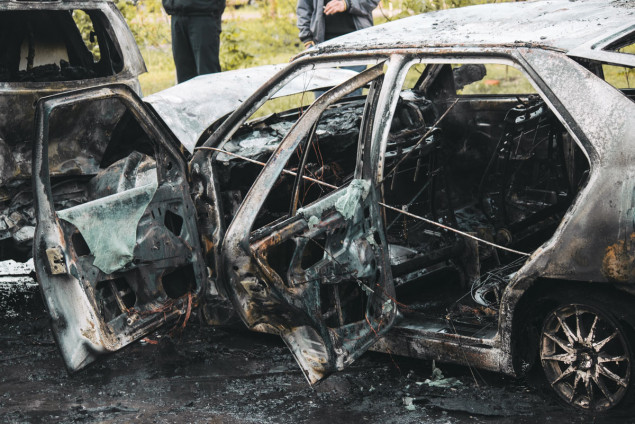 На Позняках в Киеве Chery Amulet протаранил три припаркованных автомобиля и загорелся (фото, видео)