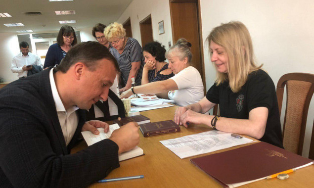 Владимир Карплюк подал свои документы в ЦИК для участия в выборах