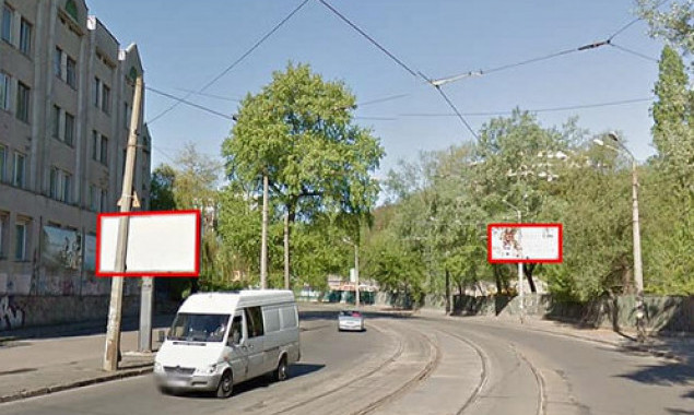 На улице Глубочицкой в Киеве демонтировали часть наземных рекламных конструкций (фото)