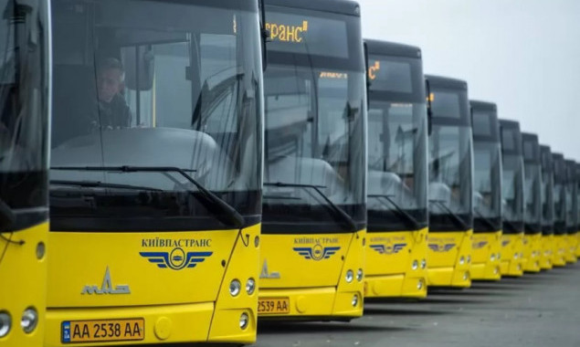 Из-за ремонтных работ на улице Сверстюка на выходных изменят маршруты два столичных автобуса