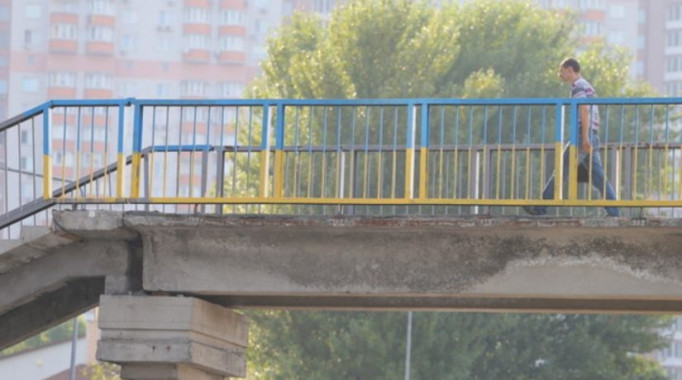 Движение по пешеходному мосту на улице Саперно-Слободской в Киеве ограничат на 2 месяца