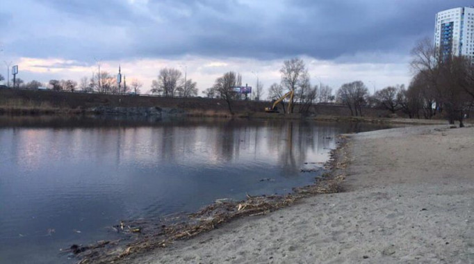 Жители Осокорков жалуются, что под видом расчистки озера Подборная готовят место для новой застройки на берегу