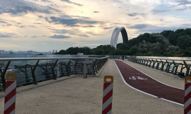 Вместо пешеходно-велосипедного моста в Киеве могли бы прочистить 40 км ливнестоков и две тысячи колодцев, - эксперт