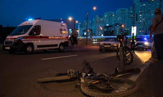 На столичном проспекте Бажана автомобиль сбил велосипедистку (фото, видео)