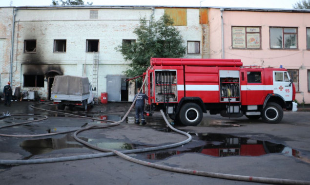 В Киеве на пожаре в электроцехе погиб человек (фото)