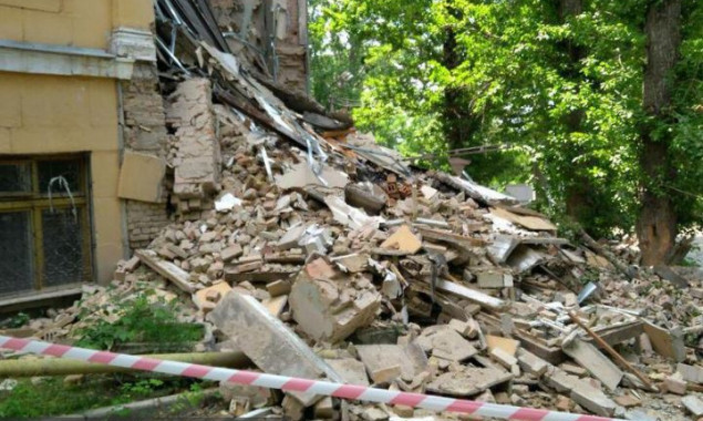 В центре Киева обвалилась часть заброшенного крыла здания Колледжа геологоразведочных технологий (фото)