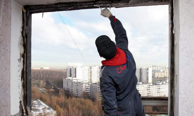 По итогам тендеров за апрель-май 2019 года в 6 районах Киева планируют заменить окна в подъездах 49 домов (адреса)