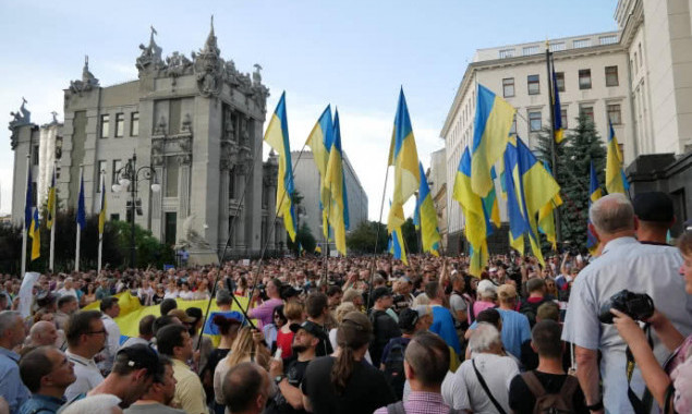 Ветераны и активисты провели акцию под Администрацией президента в Киеве (фото, видео)