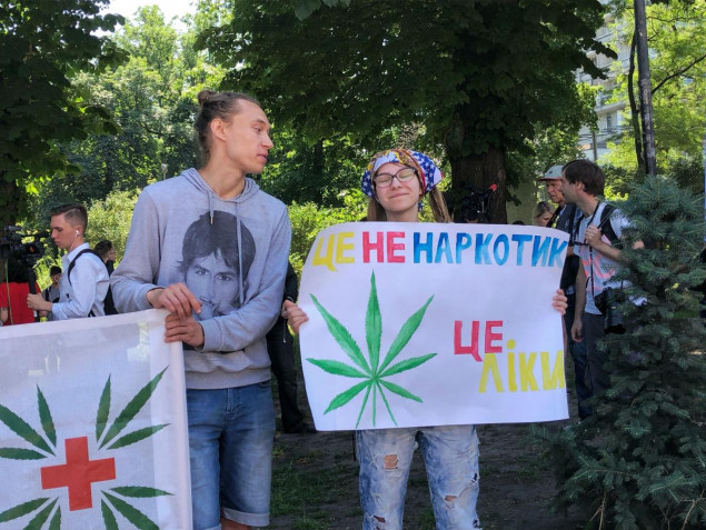 Под Радой в Киеве прошел митинг за легализацию медицинской марихуаны (фото, видео)