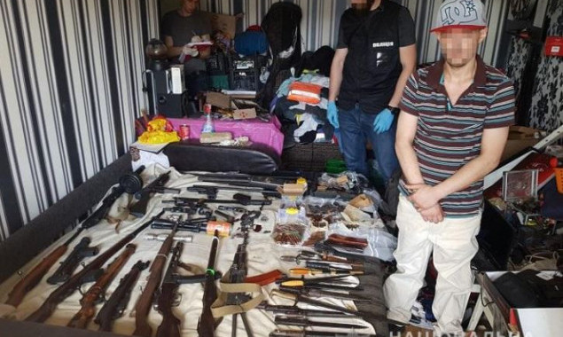 В Киеве по подозрению в торговле оружием и наркотиками задержали ранее судимого жителя столицы (фото)