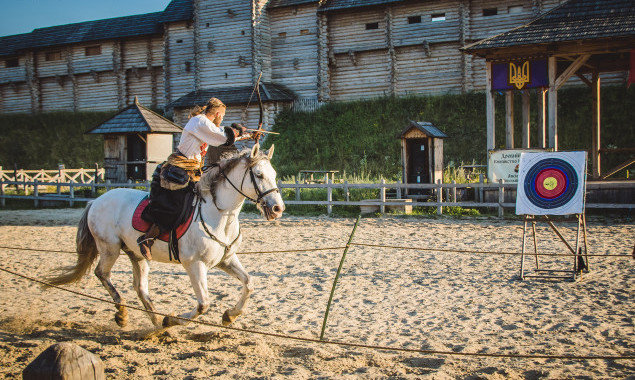 Проверка на меткость: в Киеве состоялся Международный фестиваль конных боевых искусств “Скифы”