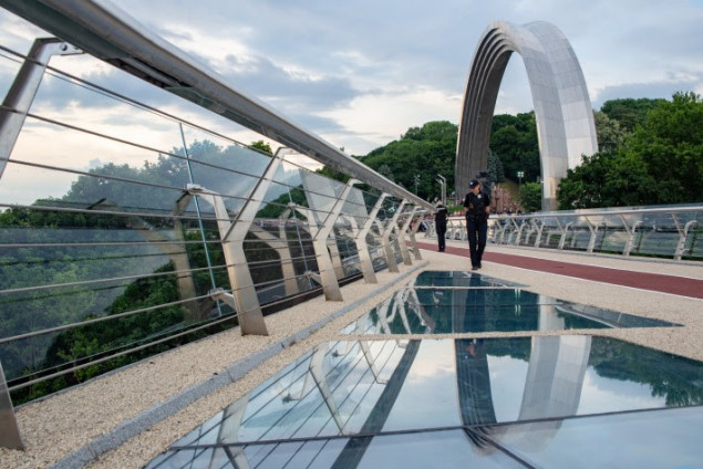 Стеклянный “мост Кличко” снова закрыли на регламентные работы