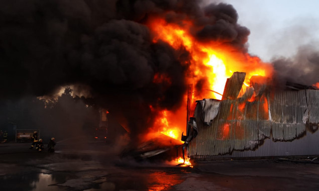 Масштабный пожар на складах секонд-хэнда под Киевом привел к загрязнению воздуха (фото, видео)