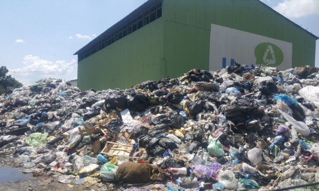 В Киеве устроили многотонную свалку мусора под открытым небом и снабжают ядовитым фильтратом озеро Вырлица
