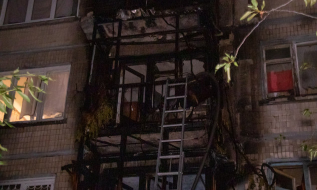 Из-за пожара выгорели балконы на четырех этажах дома в Киеве (фото, видео)