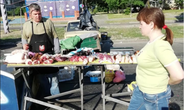 На ярмарке в Киеве свежее мясо в жару продается без холодильников (фото)