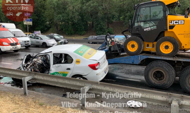 На Надднепрянском шоссе в Киеве такси влетело в трактор, водитель и его пассажир госпитализированы (фото, видео)