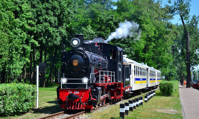Киевская детская железная дорога приглашает в День Конституции прокатиться на паровозе