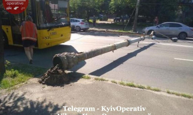 Упавший столб перегородил проезжую часть Голосеевского проспекта в столице (фото)