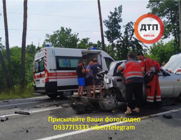 В результате ДТП на Столичном шоссе в Киеве погибла девушка (фото, видео)