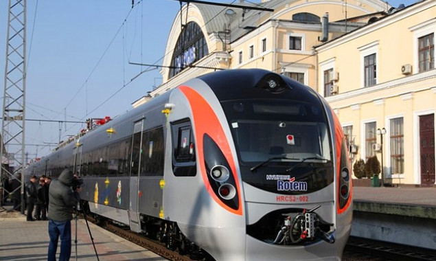 На Троицу и День Конституции “Укрзализныця” назначила дополнительные поезда