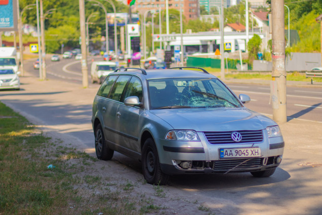 В Киеве на пешеходном переходе автомобиль сбил двух девушек