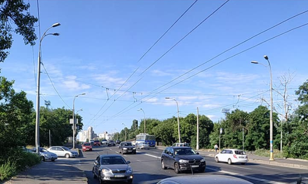 На очередной улице Киева убрали большинство рекламных конструкций (фото)