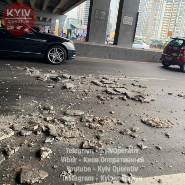 На Осокорках отвалившийся от путепровода кусок конструкции повредил проезжающий автомобиль (фото, видео)