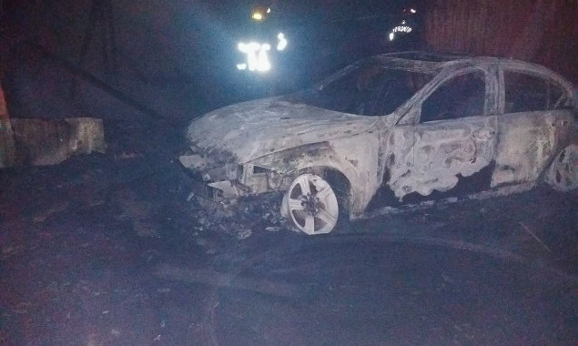 Ночью на ул. Гната Хоткевича в Киеве горела бывшая автобаза (фото, видео)