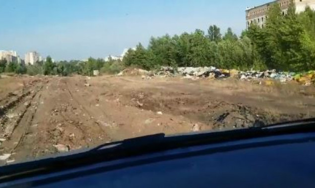 В районе недостроенного ожогового центра на столичной Троещине растет свалка и добывают песок (видео)