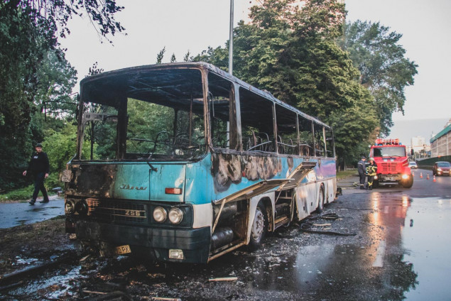 На улице Борщаговской в Киеве сгорел автобус (фото, видео)