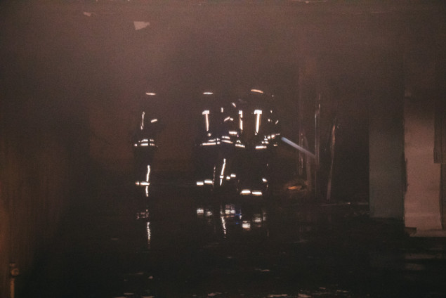 На Троещине в подземном переходе сгорели два торговых киоска (фото, видео)