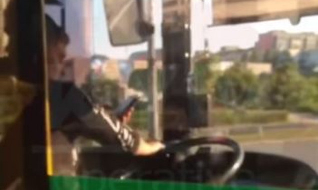 В “Киевпастрансе” заявили об увольнении водителя троллейбуса за игры в телефоне во время движения (видео)