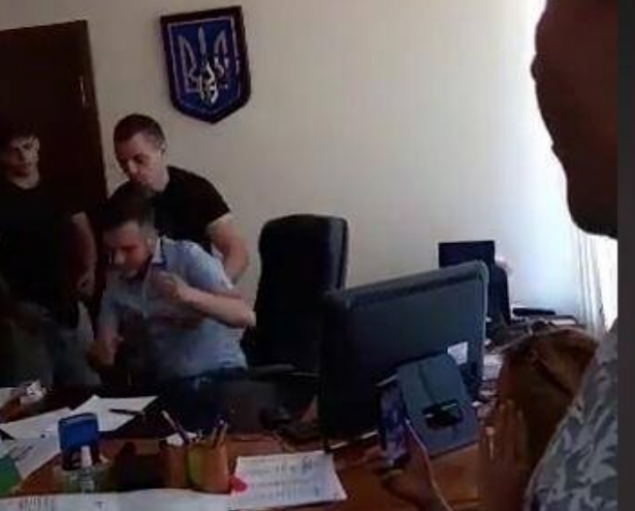Нацполиция открыла уголовное производство по факту нападения членов Общественного совета при Деснянской РГА на замглавы этой РГА (видео)