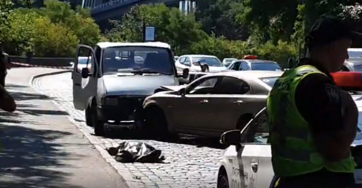 Смертельное ДТП в Киеве: на Владимирском спуске Lexus выехал на встречку и врезался в грузовик (видео)