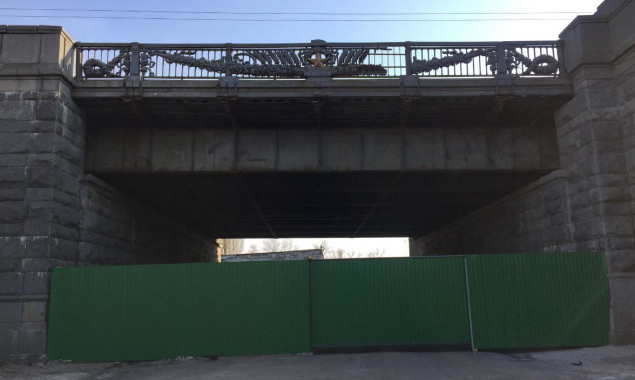 “Киевавтопутьмост” перегородил участок под мостом Патона в Киеве под парковку (фото)