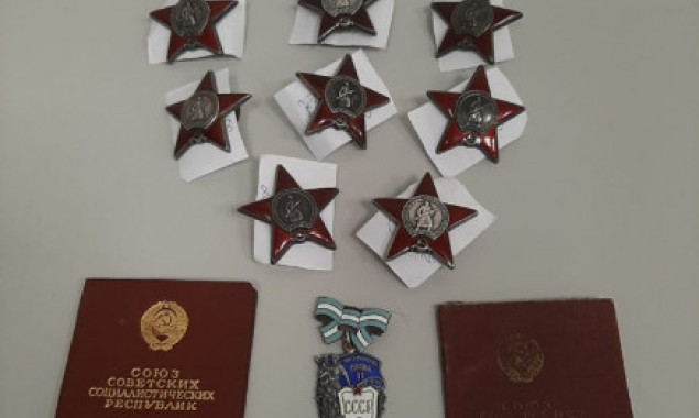 В аэропорту “Борисполь” задержан иностранный студент при попытке вывезти за рубеж советские ордена