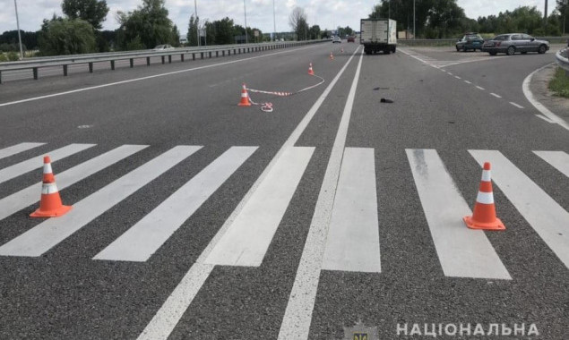 На переходе через трассу в Васильковском районе Киевщины за два дня в ДТП одна женщина погибла, вторая сильно пострадала (фото)
