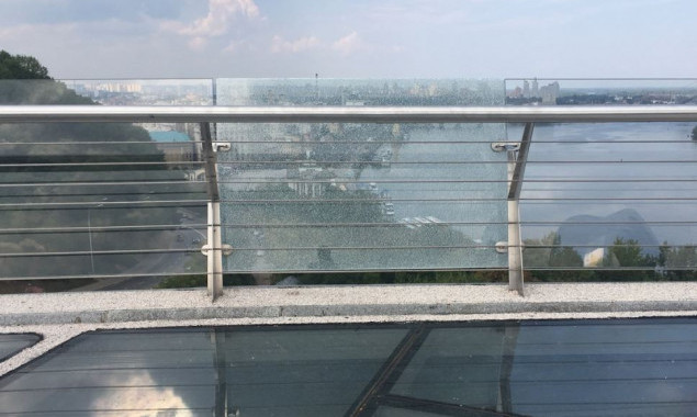 На “мосту Кличко” треснуло очередное стекло и провисли тросы бокового ограждения (видео)