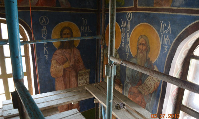 В Киеве в Кирилловской церкви реставраторы приступили к работе над настенной росписью (фото)