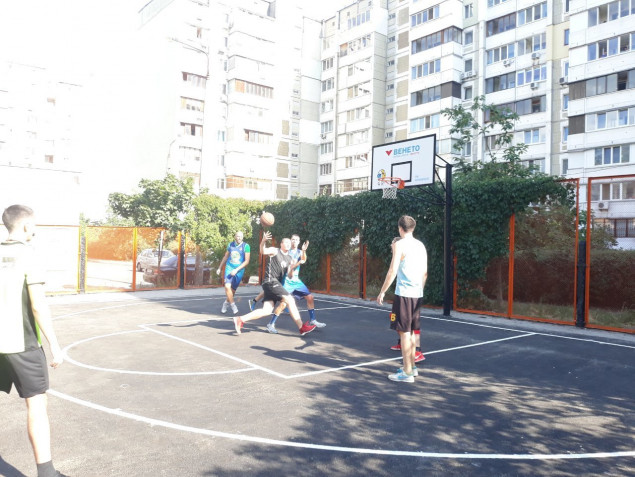 На столичных Позняках модернизировали баскетбольную площадку (фото)