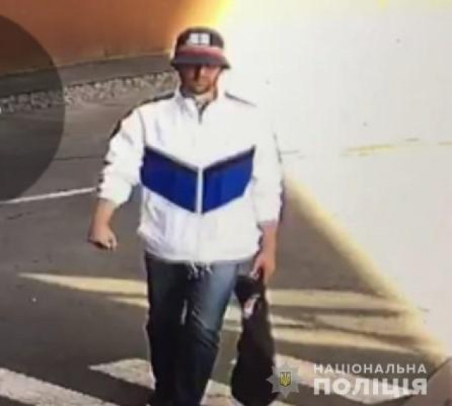 Неизвестный с ружьем безуспешно пытался ограбить ювелирный магазин в Киеве (фото, видео)